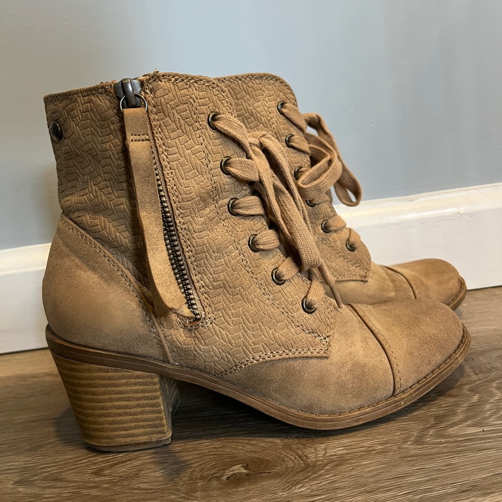 Roxy tan suede lace up booties - Size 6